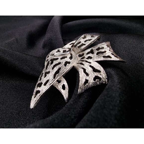 Vintage TRIFARI 1960s Signed Silver-Tone Textured & Cut-Out Flower Leaf Brooch P - Picture 4 of 6